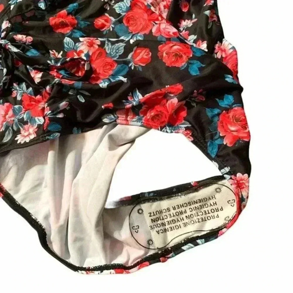 Verano Playa Halter Floral One Piece - Picture 2 of 6